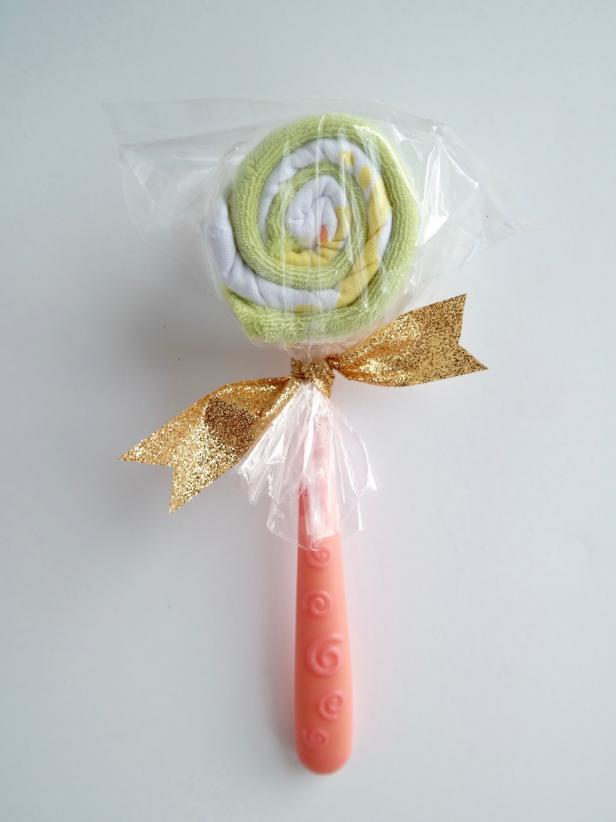 To finish, pop the lollipop into the cellophane bag and tie with a festive ribbon. Ta-da!
