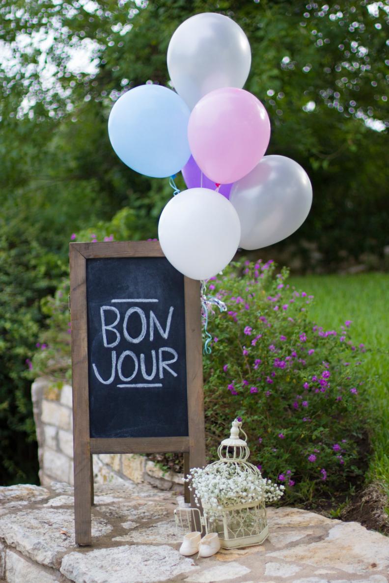 Let them know they’ve arrived with a welcoming sign at the driveway, complete with balloons and quaint touches.