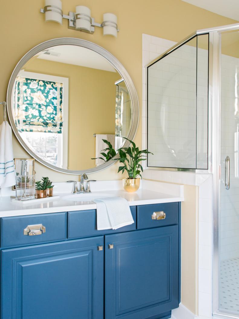 HGTV Smart Home 2016 Guest Bathroom With Round Mirror, Undermount Sink