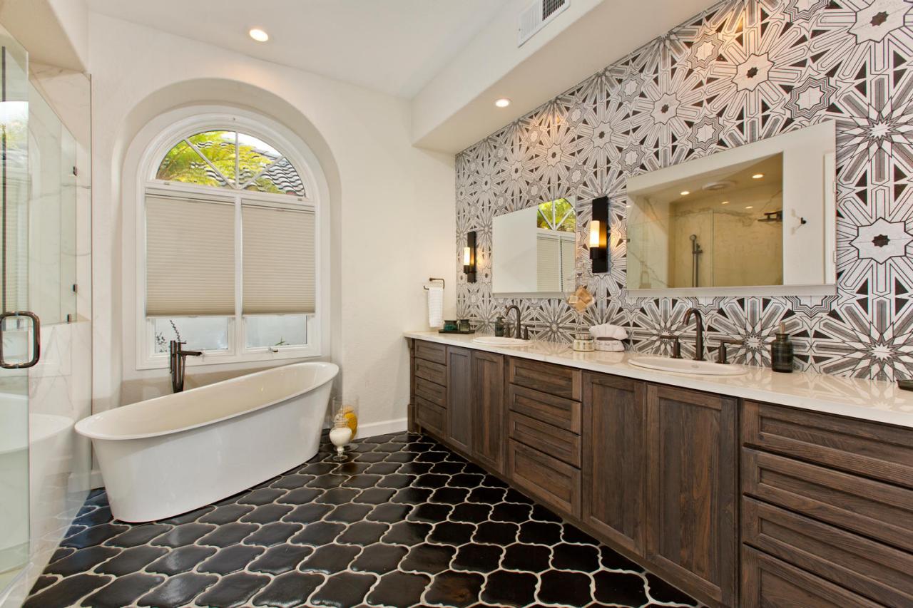  Master  Bathrooms  HGTV