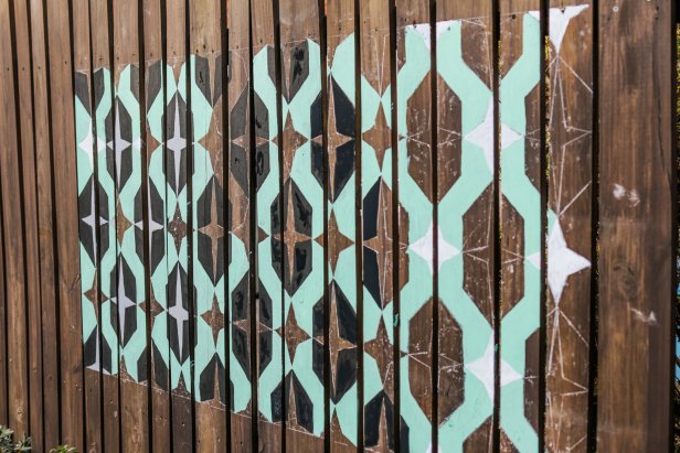 We all know fences make good neighbors but they’re also a blank canvas just waiting to be graced with some fabulous design, like this easy to transfer midcentury geometric printable.