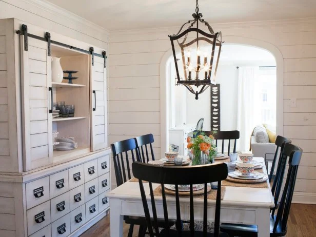 What to Decorate a Farmhouse Theme Dining Table: Stunning Ideas