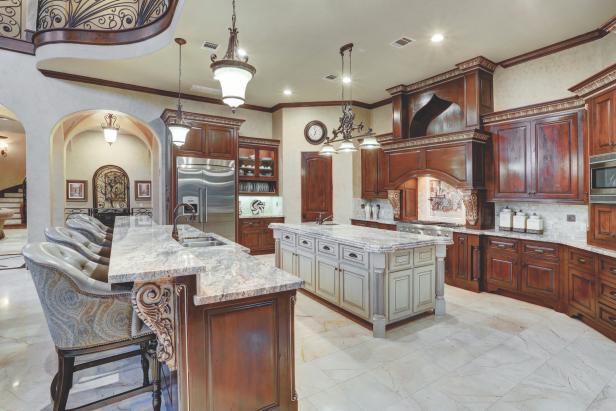 Traditional Neutral Eat-In Kitchen With Breakfast Bar | HGTV