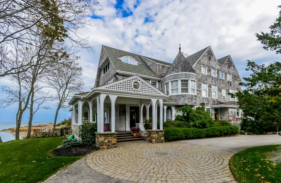 Cape Cod-Style Home With Victorian Influences