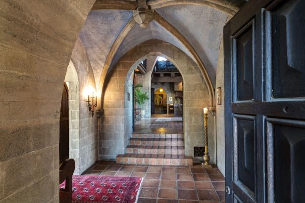 Foyer with arches. 