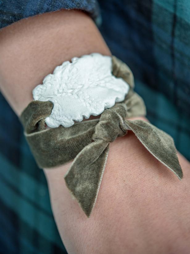 Jewelry makes a great special occasion gift, but itâs even more precious when itâs handmade.  Air-dry clay is used to make this fun and unique bracelet with limitless creative possibilities