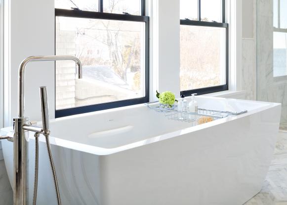 White Contemporary Freestanding Bathtub