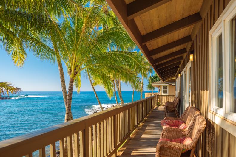 Hawaiian Beach House With Balcony