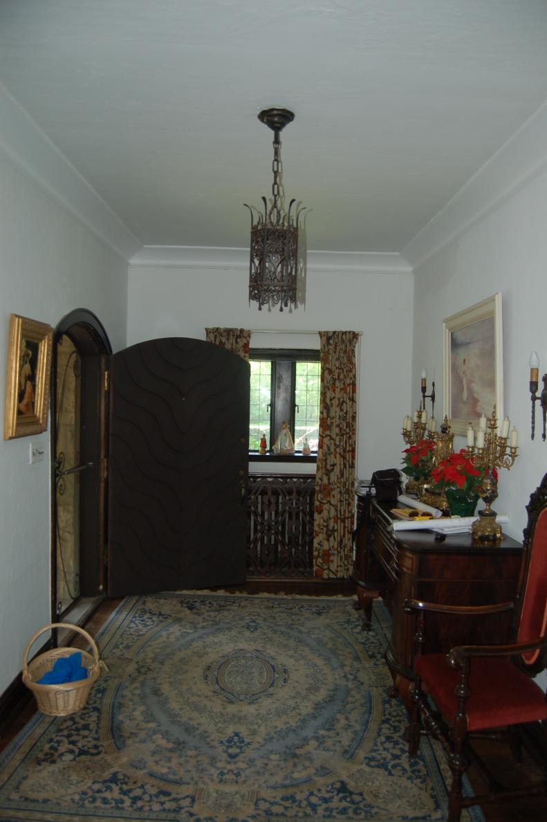 Before Photo of Foyer