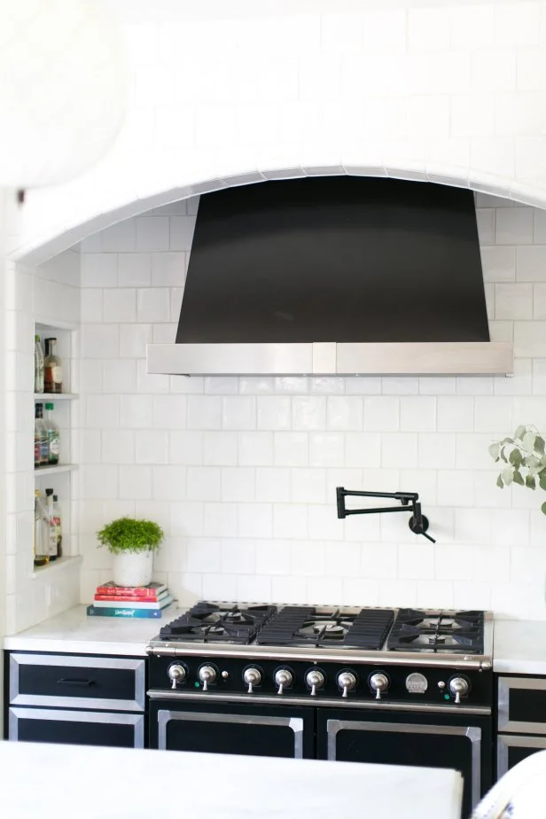A Black Oven How to Decorate a Kitchen: Stunning Style Tips