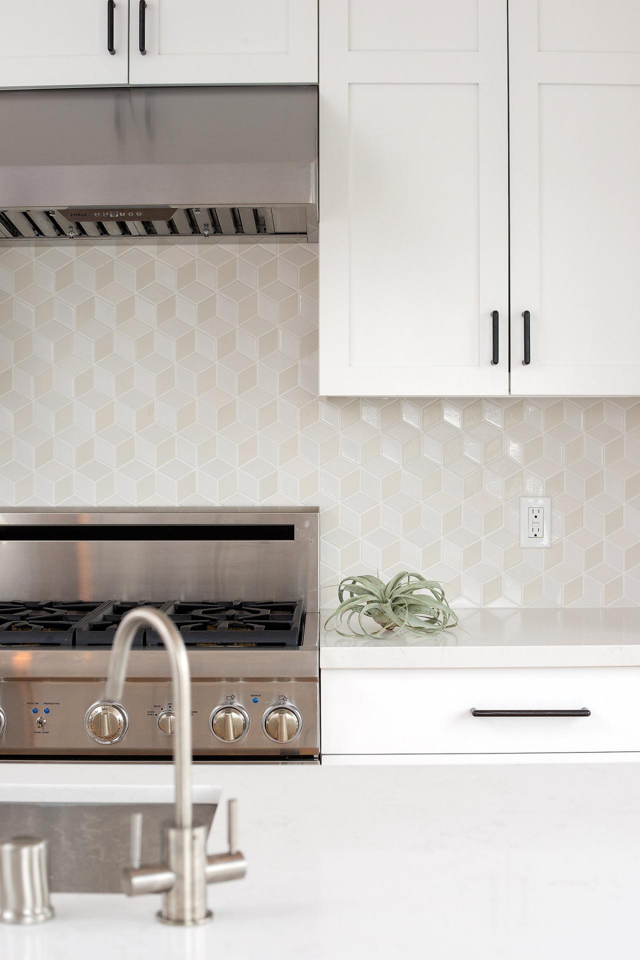 15 Stunning Kitchen Backsplashes Diy, Modern Kitchen Backsplash Ideas With White Cabinets