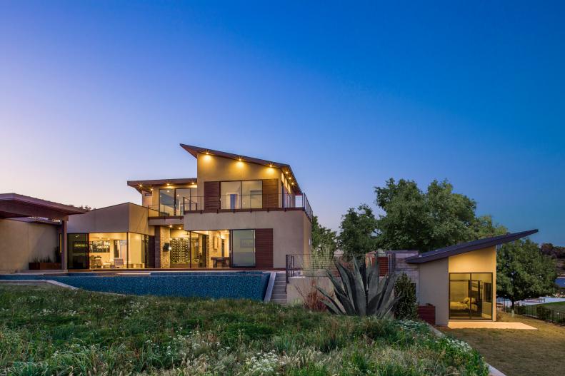 Modern Home has Easy Access to Hill Country 