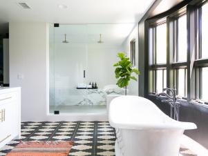 <center>50 Swoon-Worthy Black + White Bathrooms