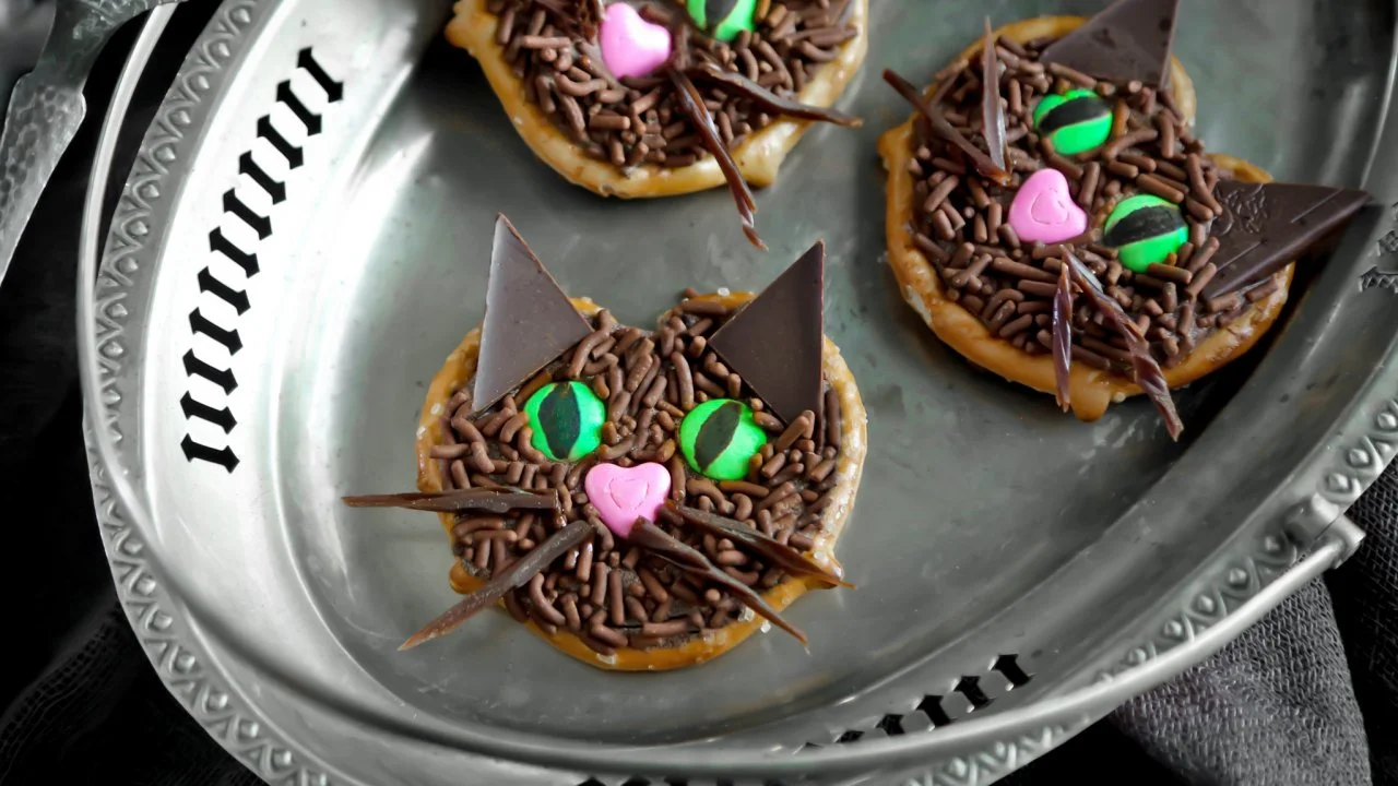 Halloween Dessert Idea: Lucky Cat Pretzels | HGTV