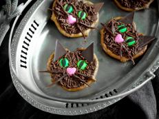 Made from salty pretzels and creamy chocolate, there’s nothing to fear from these Halloween black cats.
