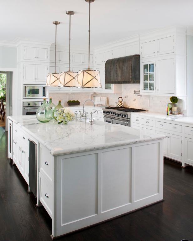 Cabinets Over Dark Hardwood Floor, White Kitchen Cabinets With Black Marble Countertops