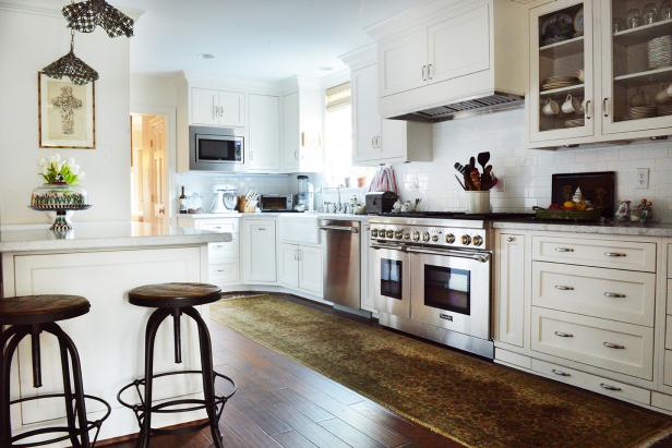 Spacious Cottage Kitchen with Bright, Neutral Color ...