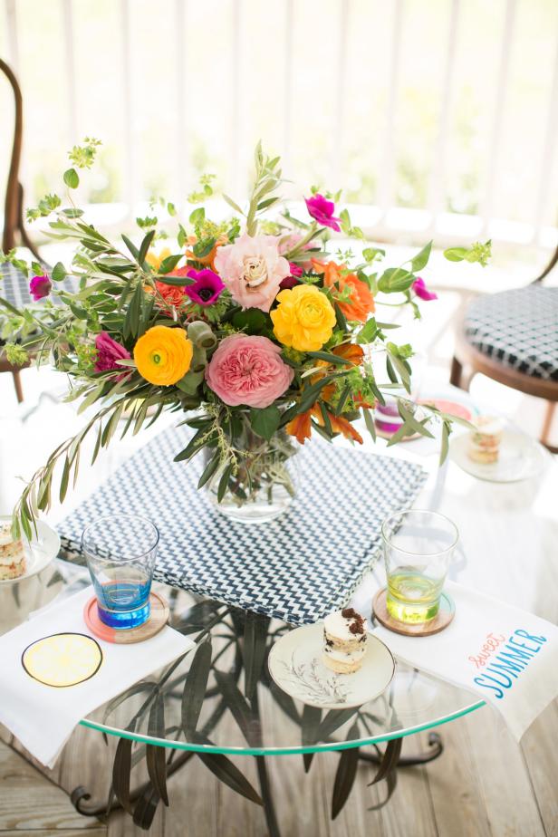 Dining Table Decoration: The Importance Of Flowers - Cooking in Stilettos