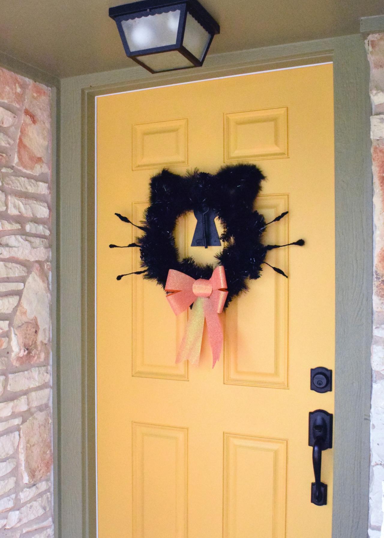 Easy DIY Halloween Wreaths and Door Decoration Ideas | HGTV