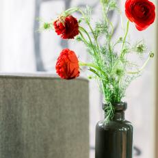 13 Ways to Create a Modern Holiday Look - Clean Simple Floral