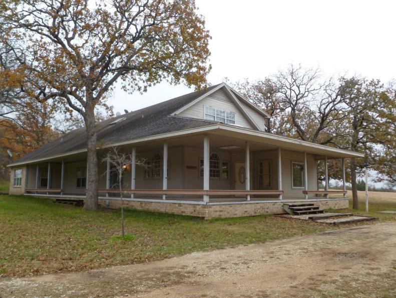 The Mahan’s ranch-style home was built in the nineties and in desperate need of an update, as seen on HGTV’s Fixer Upper.  Before #2. (before)