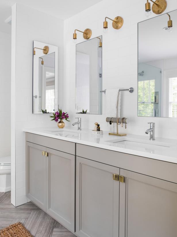 22 White Bathroom Countertops That are Far From Bland