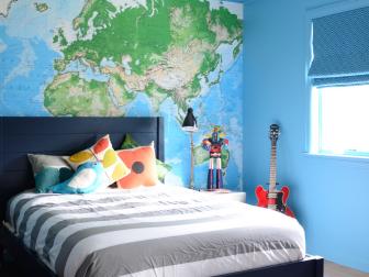 男孩的卧室与地图壁画