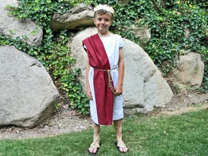 Kid s Easy No Sew Toga Halloween Costume Make a Last Minute Toga HGTV