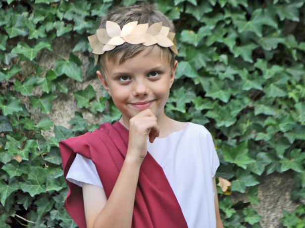 A no-sew costume using everyday items like a pillowcase, cereal box, and flip flops to create a majestic, costume fit for Roman royalty. No sheet-wrapping involved, which means there’s no need to worry about the toga falling off during trick or treating.