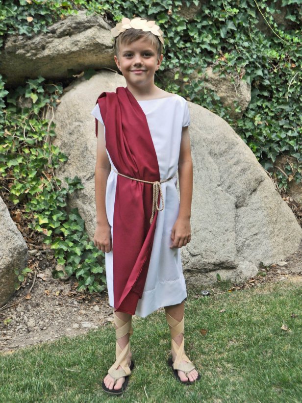 A no-sew costume using everyday items like a pillowcase, cereal box, and flip flops to create a majestic, costume fit for Roman royalty. No sheet-wrapping involved, which means there’s no need to worry about the toga falling off during trick or treating.