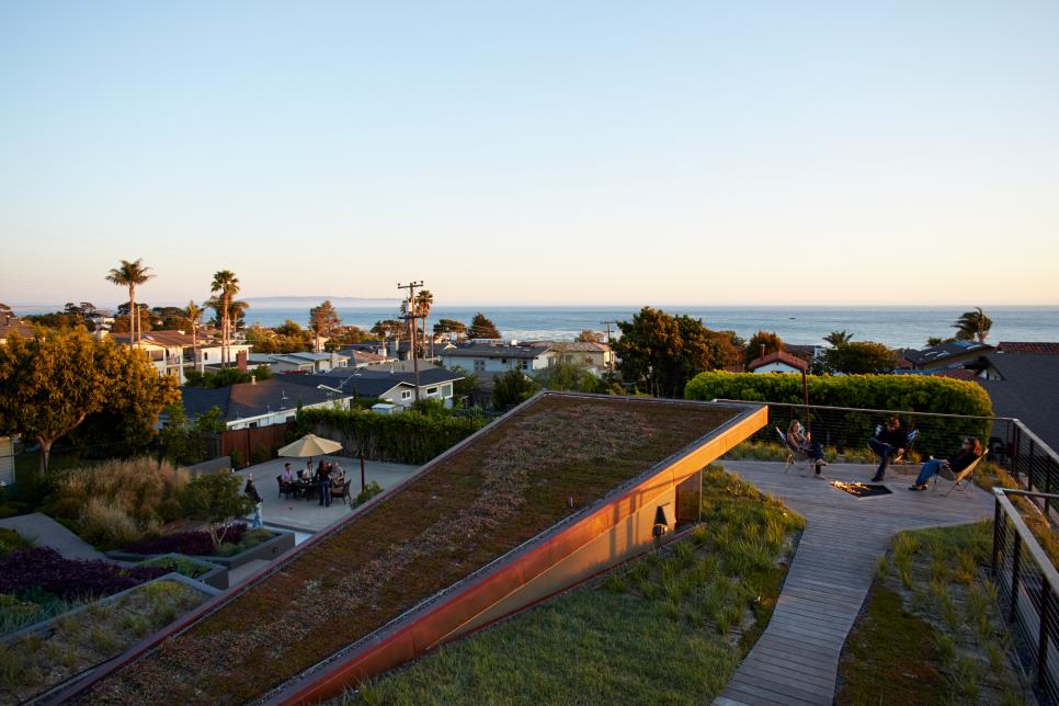 Contemporary Rooftop Garden Overlooking Ocean