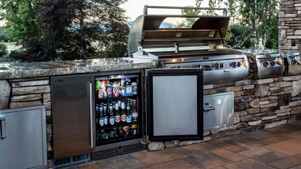10 Gorgeous Backyard Kitchen Designs, Outdoor Kitchen Refrigerator