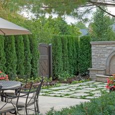 Inviting Outdoor Dining With Classic Water Feature