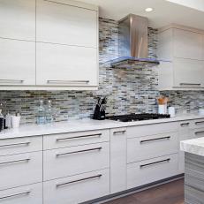 Neutral Shade Range Tile Backsplash Between Midcentury Modern White Cabinetry 