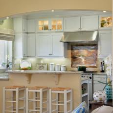 Peninsula Breakfast Bar Extends Kitchen's Functionality 