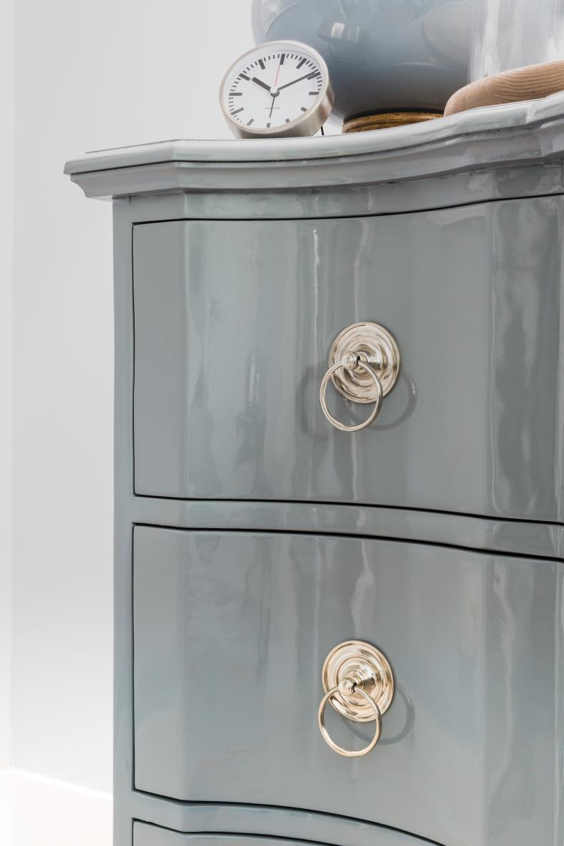 The serpentine dresser with coastal style and bit of feminine feel features an attractive glossy lacquer finish that adds a dose of color and shine to the bedroom. 