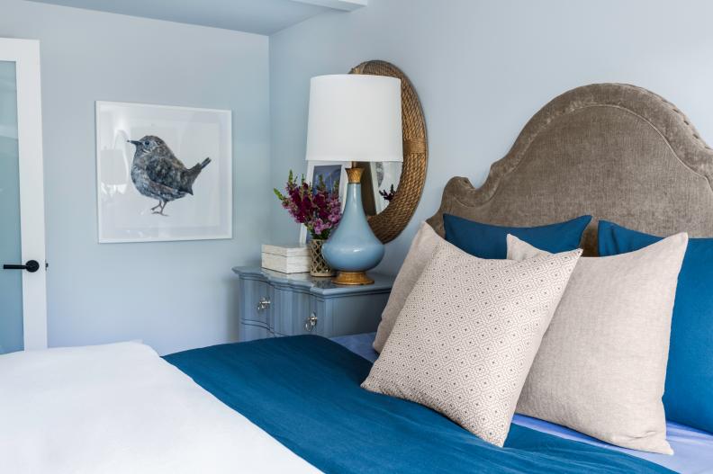 A delightful framed wren bird giclée print decorates the wall by the guest bed. Covered in a velvet material, the bed creates a dreamy spot for a good night’s sleep.