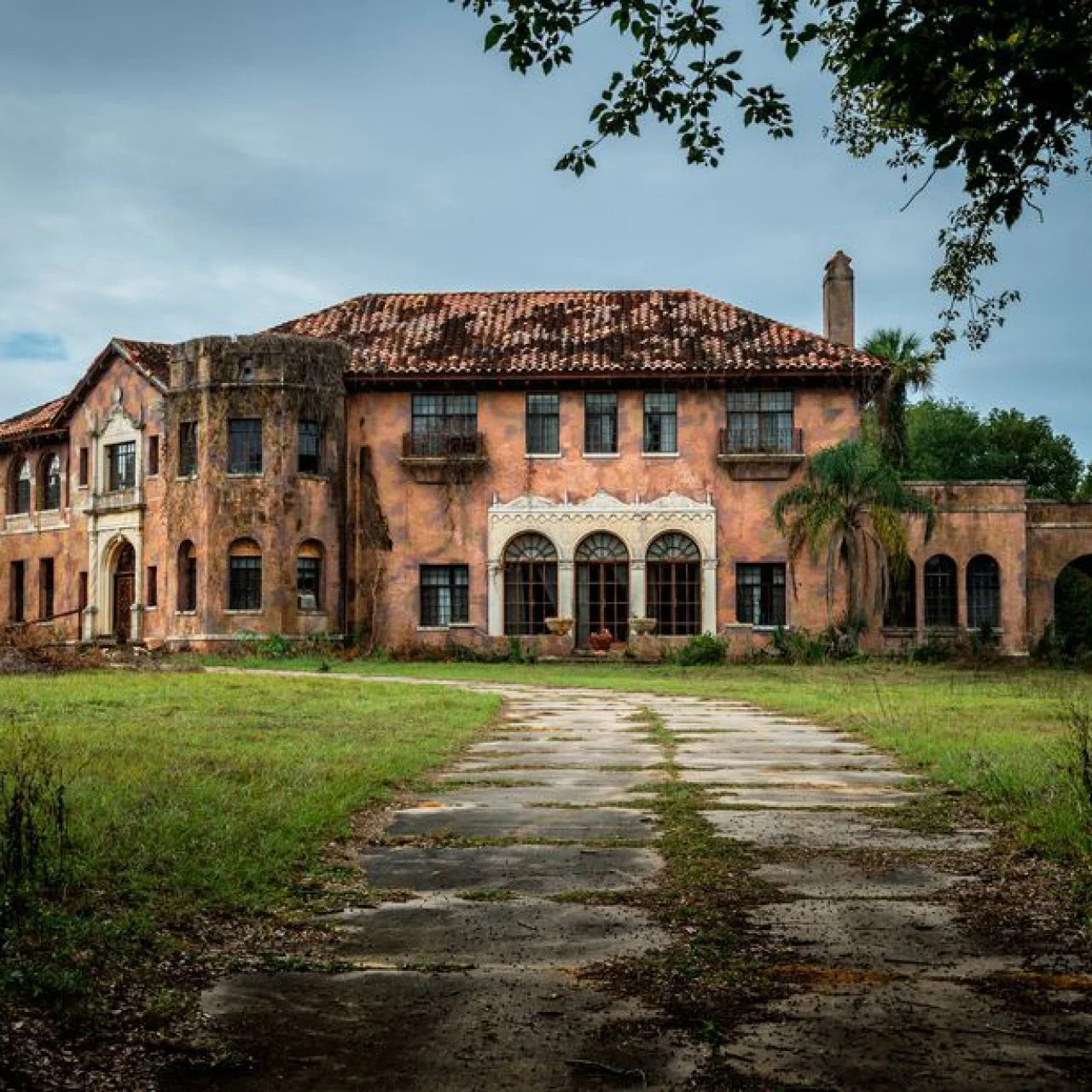 5 Creepy, Halloween Horror Homes | HGTV