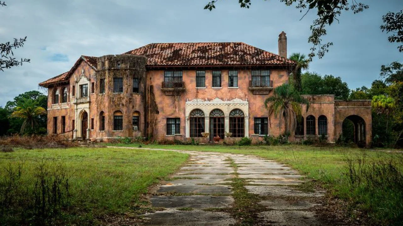 5 Creepy, Halloween Horror Homes | HGTV