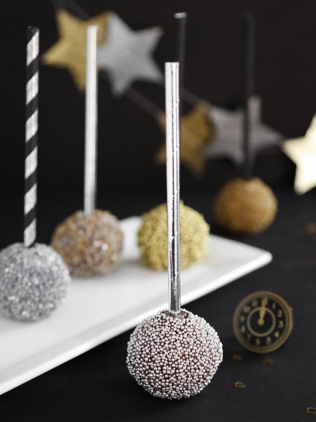 Celebrate the Times Square Ball Drop with these sparkling donut hole pops!  Donut holes come in all shapes, sizes and flavors. Look for your favorite flavor cake donut holes that are perfectly round, as they will make the best-looking pops. 