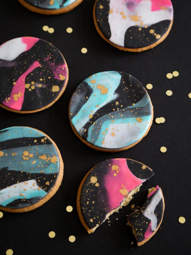 Add glamour to your New Year’s Eve party with these gilded marbleized cookies. Ready-made cookies will make short work of the project. We recommend digestive biscuits, which are lightly sweet wheat cookies. You can find them in the “British Food” section in American grocery stores. Package them in cellophane bags for New Year’s Eve favors, or display them on a fancy serving tray on a dessert buffet. 