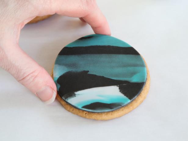 Place a marbled fondant round on top of each cookie.