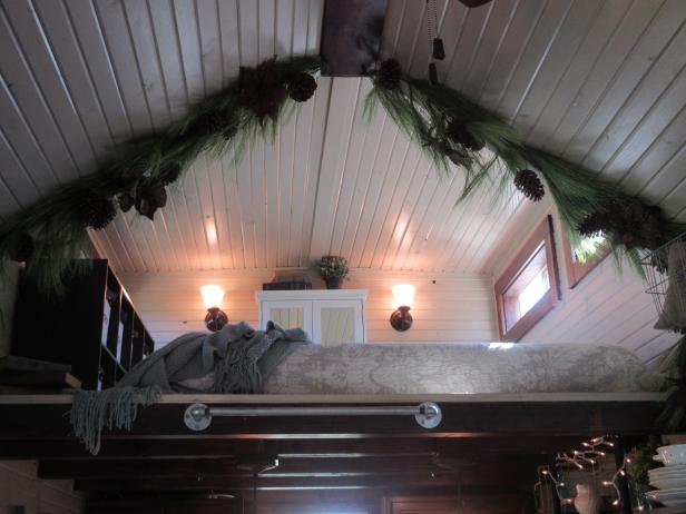 As the holidays approach, Bethany and Matthew have decked their Selby, South Dakota loft bedroom with boughs of holly, as seen on Tiny House Hunters.