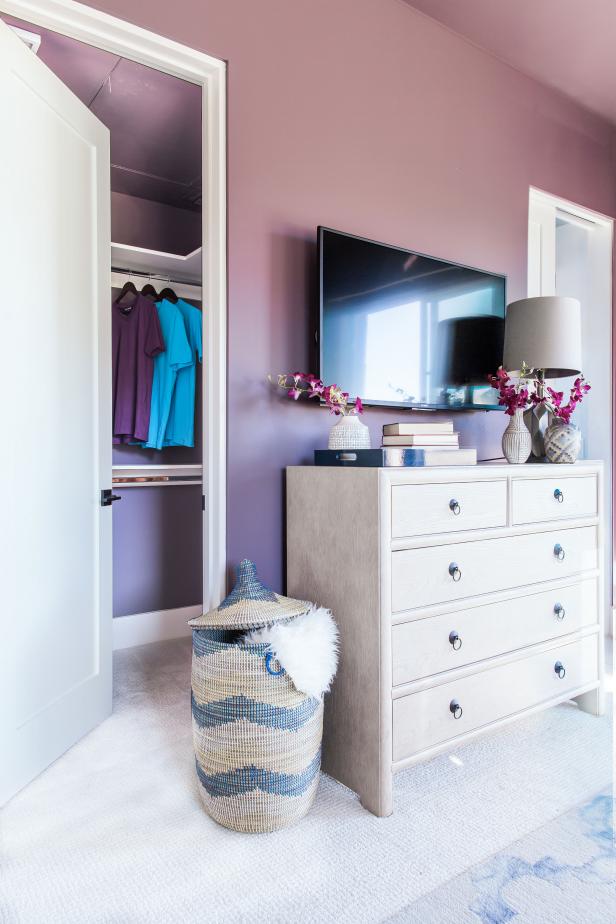 The terrace bedroom has a walk-in closet with built-in storage system
