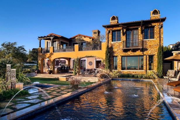 Striking Southwestern Home On The Coast 