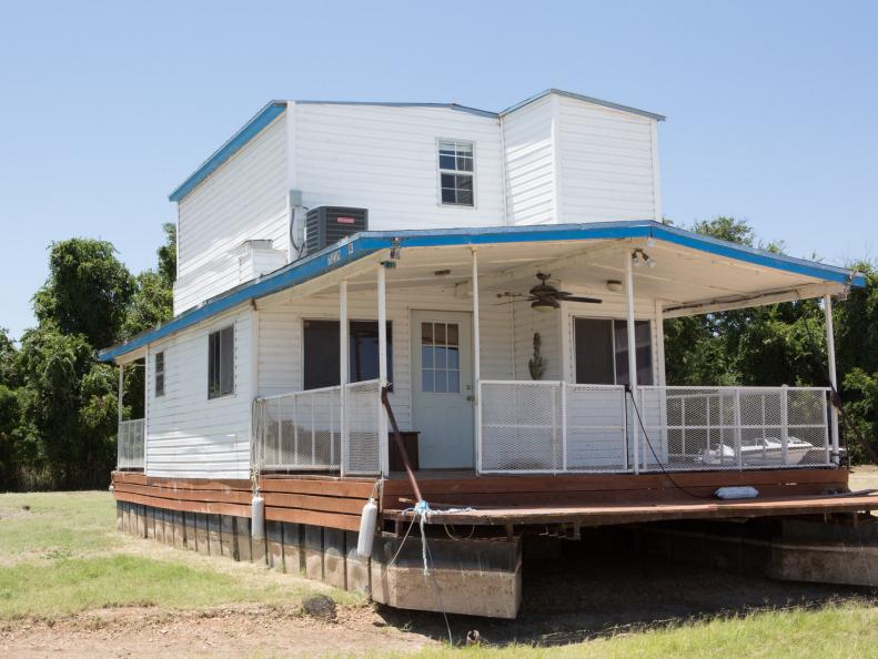 As seen on FIxer Upper, the exterior of the Swartz house boat. (Before #11)