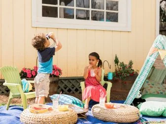 Who needs to pack up the whole family for an outdoor excursion when you can create a kid-friendly campsite in your very own backyard!
