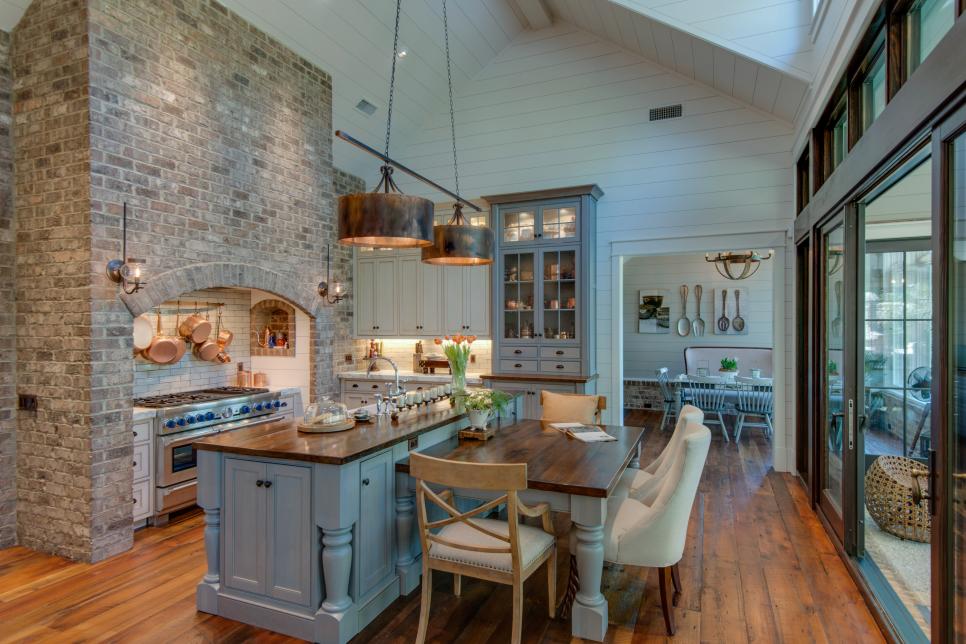 Eat-In Kitchen With Vaulted Ceiling