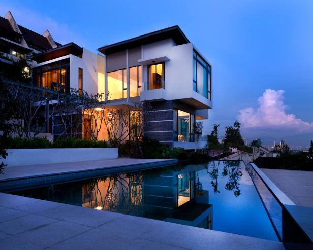 Contemporary Villa With Swimming Pool
