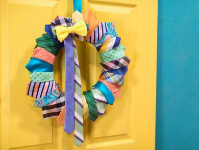 Here's a little wreath sash tying tutorial for those of you who have been  asking! 🎀🎀 Find our cedar and pine wreath (just marked down!) and  classic, By Grace Harris Collection